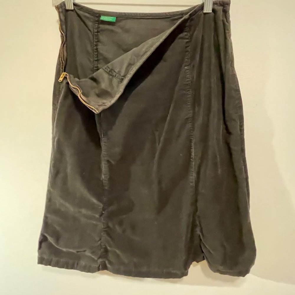 United Colors of Benetton Corduroy A-line skirt, side zipper, size 0, Black
